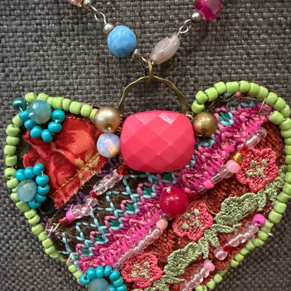 Handmade heart necklace on vintage glass chain - Picture 3 of 9